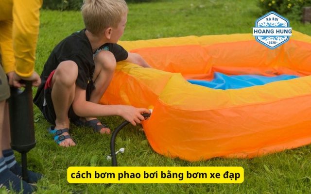 cách bơm phao bơi bằng bơm xe đạp